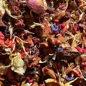 Misto  di fiori e frutti rossi